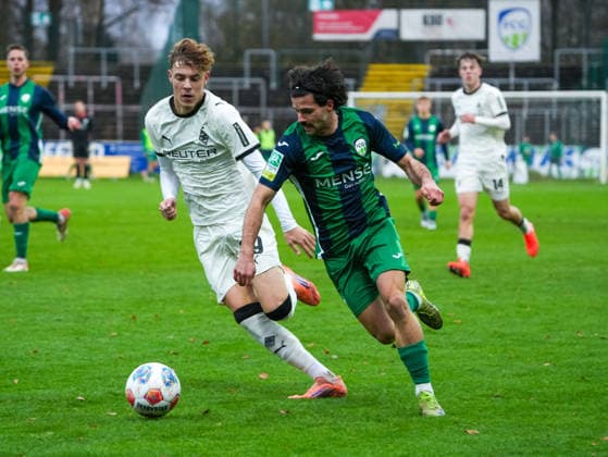 Paolo Maiella (FC Guetersloh, 09) gegen Niklas Swider (Borussia Moenchengladbach U23, 39) FC Guetersloh vs. Borussia Moenchengladbach U23, Fussball, Regionalliga West, 17. Spieltag, Saison 2025 2026, 29.11.2025 FC Guetersloh vs. Borussia Moenchengladbach U23, Fussball, Regionalliga West, 17. Spieltag, Saison 2025 2026, 29.11.2025 Guetersloh Copyright: xEibner-Pressefoto DamianxKruczynx EP_DKI