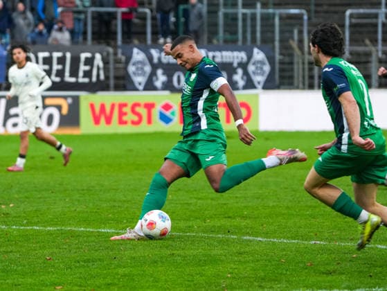 David Winke (FC Guetersloh, 17) beim Torschuss FC Guetersloh vs. Borussia Moenchengladbach U23, Fussball, Regionalliga West, 17. Spieltag, Saison 2025 2026, 29.11.2025 FC Guetersloh vs. Borussia Moenchengladbach U23, Fussball, Regionalliga West, 17. Spieltag, Saison 2025 2026, 29.11.2025 Guetersloh Copyright: xEibner-Pressefoto DamianxKruczynx EP_DKI