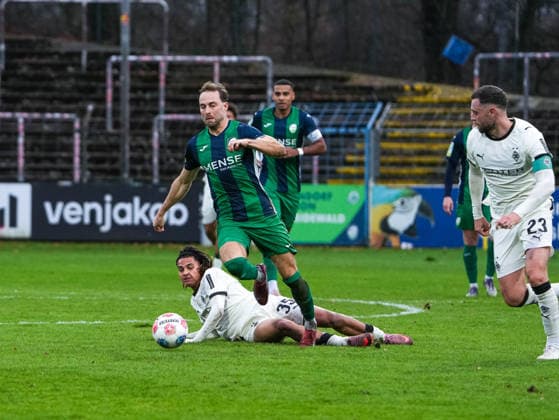 Julius Langfeld (FC Guetersloh, 10) laesst Kilian Sauck (Borussia Moenchengladbach U23, 35) unten liegen FC Guetersloh vs. Borussia Moenchengladbach U23, Fussball, Regionalliga West, 17. Spieltag, Saison 2025 2026, 29.11.2025 FC Guetersloh vs. Borussia Moenchengladbach U23, Fussball, Regionalliga West, 17. Spieltag, Saison 2025 2026, 29.11.2025 Guetersloh Copyright: xEibner-Pressefoto DamianxKruczynx EP_DKI