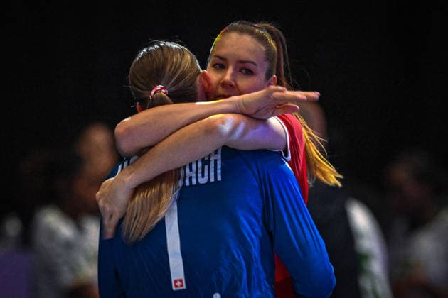 Niederlande, Handball, Weltmeisterschaft der Frauen 2025, Schweiz vs Senegal, 29.11.2025, Maaspoort Sports & Events, s-Hertogenbosch, Niederlande, Umarmung Lea Schüpbach (Schweiz, 1) und Kerstin Kündig (Schweiz, 3) Copyright: xMarkusxVerwimpx
