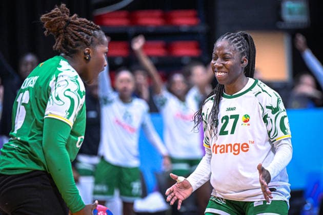 Niederlande, Handball, Weltmeisterschaft der Frauen 2025, Schweiz vs Senegal, 29.11.2025, Maaspoort Sports & Events, s-Hertogenbosch, Niederlande, Freude bei Justizia Toubissa Elbeco (Senegal, 16) und Dienaba Sy (Senegal, 27) Copyright: xMarkusxVerwimpx