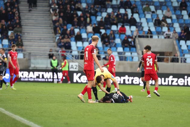 29.11.2025, xrekx, Fussball 3.Liga, 1.FC Saarbruecken - Rot-Weiss Essen v.l. Jürgen Juergen Luginger Interimstrainer (1.FC Saarbruecken) enttaeuscht, enttäuscht, schaut enttaeuscht, traurig, frustriert, niedergeschlagen, disappointed, sad, frustrated Foulspiel Abdoulaye Kamara (1.FC Saarbruecken) verletzt, Verletzung, Schmerz, Schmerzen, injured, injury, pain, pains (DFL DFB REGULATIONS PROHIBIT ANY USE OF PHOTOGRAPHS as IMAGE SEQUENCES and or QUASI-VIDEO) Saarbruecken