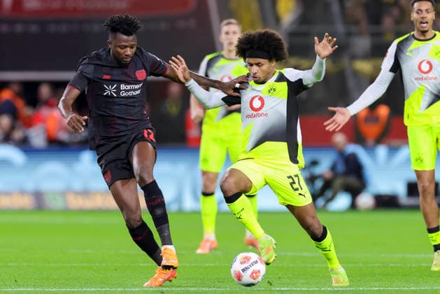 Edmond Tapsoba (Bayer 04 Leverkusen) und Karim Adeyemi (Borussia Dortmund) kaempfen um den Ball, Bundesliga, Bayer 04 Leverkusen v Borussia Dortmund, BayArena am 29. November 2025 in Leverkusen, Deutschland. (Foto von Marco Steinbrenner DeFodi Images) Edmond Tapsoba (Bayer 04 Leverkusen) und Karim Adeyemi (Borussia Dortmund) battle for the ball, Bundesliga, Bayer 04 Leverkusen v Borussia Dortmund, BayArena, November 29, 2025 in Leverkusen, Germany. (Photo by Marco Steinbrenner DeFodi Images) DFL regulations prohibit any use of photographs as image sequences and or quasi-video.