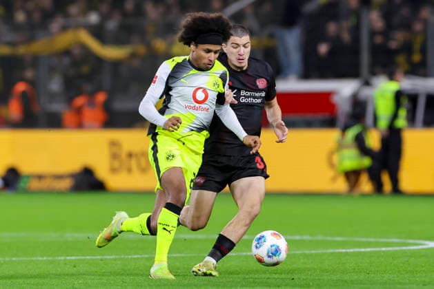 Karim Adeyemi (Borussia Dortmund) und Ibrahim Maza (Bayer 04 Leverkusen) kaempfen um den Ball, Bundesliga, Bayer 04 Leverkusen v Borussia Dortmund, BayArena am 29. November 2025 in Leverkusen, Deutschland. (Foto von Marco Steinbrenner DeFodi Images) Karim Adeyemi (Borussia Dortmund) und Ibrahim Maza (Bayer 04 Leverkusen) battle for the ball, Bundesliga, Bayer 04 Leverkusen v Borussia Dortmund, BayArena, November 29, 2025 in Leverkusen, Germany. (Photo by Marco Steinbrenner DeFodi Images) DFL regulations prohibit any use of photographs as image sequences and or quasi-video.