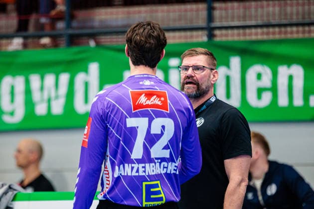 v.l. Keno Danzenbaecher (GWD Minden, 72), Aaron Ziercke (GWD Minden, Trainer) GER, GWD Minden vs. SC Magdeburg, Handball, 1. Bundesliga, 14. Spieltag, Spielzeit 2025 2026, 29.11.2025 GER, GWD Minden vs. SC Magdeburg, Handball, 1. Bundesliga, 14. Spieltag, Spielzeit 2025 2026, 29.11.2025 Luebbecke Copyright: xEibner-Pressefoto JanxRollingerx EP_JSK