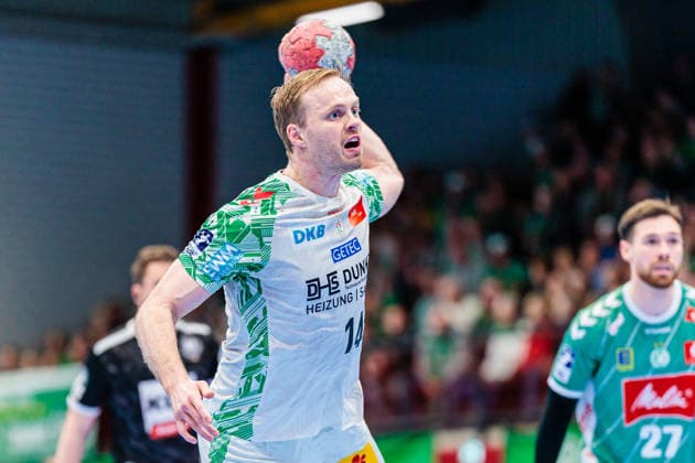 Omar Ingi Magnusson (SC Magdeburg, 14) beim Siebenmeter 7 Meter Wurf GER, GWD Minden vs. SC Magdeburg, Handball, 1. Bundesliga, 14. Spieltag, Spielzeit 2025 2026, 29.11.2025 GER, GWD Minden vs. SC Magdeburg, Handball, 1. Bundesliga, 14. Spieltag, Spielzeit 2025 2026, 29.11.2025 Luebbecke Copyright: xEibner-Pressefoto JanxRollingerx EP_JSK