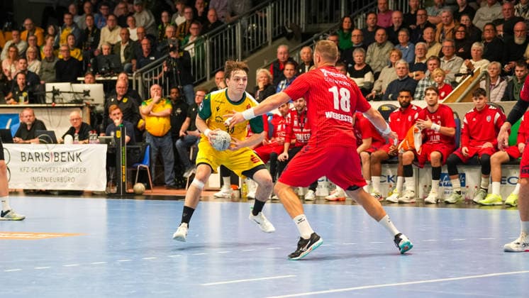 Linus Kutz (VfL Eintracht Hagen, 34) gegen Fabian Wiederstein (SG BBM Bietigheim, 18) VfL Eintracht Hagen vs. SG BBM Bietigheim, Handball, 2. Bundesliga, 13. Spieltag, Saison 2025 2026, 29.11.2025 VfL Eintracht Hagen vs. SG BBM Bietigheim, Handball, 2. Bundesliga, 13. Spieltag, Saison 2025 2026, 29.11.2025 Hagen Copyright: xEibner-Pressefoto DamianxKruczynx EP_DKI