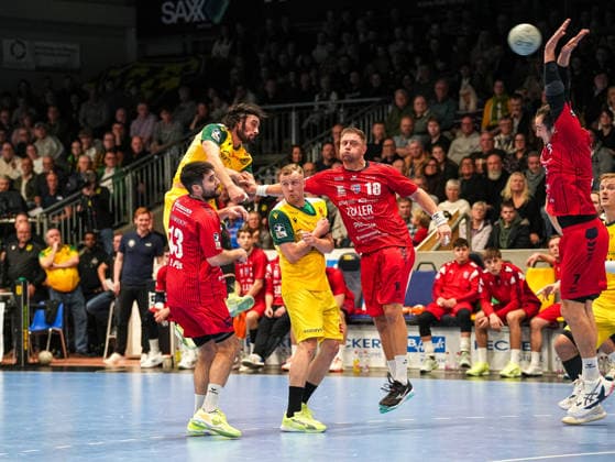 Pouya Norouzi (VfL Eintracht Hagen, 07) mit einem Torwurf. Dominik Claus (SG BBM Bietigheim, 07) blockt den Ball VfL Eintracht Hagen vs. SG BBM Bietigheim, Handball, 2. Bundesliga, 13. Spieltag, Saison 2025 2026, 29.11.2025 VfL Eintracht Hagen vs. SG BBM Bietigheim, Handball, 2. Bundesliga, 13. Spieltag, Saison 2025 2026, 29.11.2025 Hagen Copyright: xEibner-Pressefoto DamianxKruczynx EP_DKI