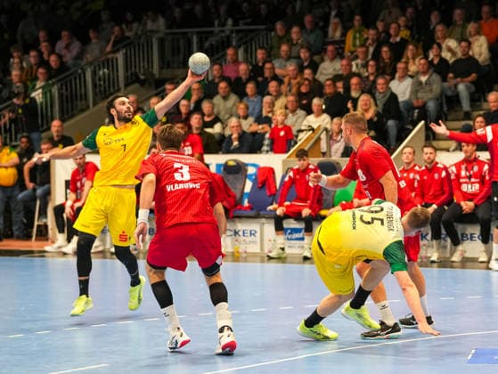 Pouya Norouzi (VfL Eintracht Hagen, 07) faengt den Ball VfL Eintracht Hagen vs. SG BBM Bietigheim, Handball, 2. Bundesliga, 13. Spieltag, Saison 2025 2026, 29.11.2025 VfL Eintracht Hagen vs. SG BBM Bietigheim, Handball, 2. Bundesliga, 13. Spieltag, Saison 2025 2026, 29.11.2025 Hagen Copyright: xEibner-Pressefoto DamianxKruczynx EP_DKI