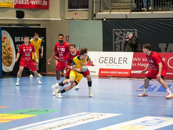 Linus Kutz (VfL Eintracht Hagen, 34) wird beim Angriff von Nikola Vlahovic (SG BBM Bietigheim, 03) gestoppt VfL Eintracht Hagen vs. SG BBM Bietigheim, Handball, 2. Bundesliga, 13. Spieltag, Saison 2025 2026, 29.11.2025 VfL Eintracht Hagen vs. SG BBM Bietigheim, Handball, 2. Bundesliga, 13. Spieltag, Saison 2025 2026, 29.11.2025 Hagen Copyright: xEibner-Pressefoto DamianxKruczynx EP_DKI