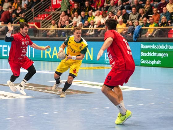 Niclas Pieczkowski (VfL Eintracht Hagen, 14) beim Dribbling gegen Juan de la Pena (SG BBM Bietigheim, 13) VfL Eintracht Hagen vs. SG BBM Bietigheim, Handball, 2. Bundesliga, 13. Spieltag, Saison 2025 2026, 29.11.2025 VfL Eintracht Hagen vs. SG BBM Bietigheim, Handball, 2. Bundesliga, 13. Spieltag, Saison 2025 2026, 29.11.2025 Hagen Copyright: xEibner-Pressefoto DamianxKruczynx EP_DKI