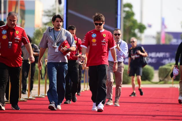 Charles Leclerc (Scuderia Ferrari HP, 16) mit Bruder Lorenzo Tolotta-Leclerc, QAT, Formel 1 Weltmeisterschaft, Qatar Grand Prix, Doha, Lusail, Lusail International Circuit, Sunday, Race Day, 30.11.2025 QAT, Formel 1 Weltmeisterschaft, Qatar Grand Prix, Doha, Lusail, Lusail International Circuit, Sunday, Race Day, 30.11.2025 Doha Copyright: xEibner-Pressefoto AnnikaxGrafx EP_AGF