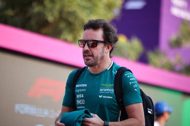 Fernando Alonso (Aston Martin Aramco Formula One Team, 14), QAT, Formel 1 Weltmeisterschaft, Qatar Grand Prix, Doha, Lusail, Lusail International Circuit, Sunday, Race Day, 30.11.2025 QAT, Formel 1 Weltmeisterschaft, Qatar Grand Prix, Doha, Lusail, Lusail International Circuit, Sunday, Race Day, 30.11.2025 Doha Copyright: xEibner-Pressefoto AnnikaxGrafx EP_AGF