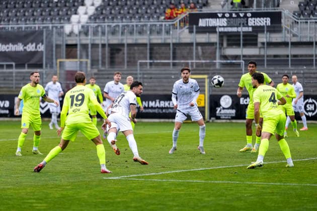 Pascal Testroet (SVS, 37), erzielt das Tor zum 1:0, Treffer, Torerfolg, Highlight, Action, Aktion, Spielszene, 30.11.2025, Sandhausen (Deutschland), Fussball, Regionalliga Südwest, SV Sandhausen - SV Stuttgarter Kickers