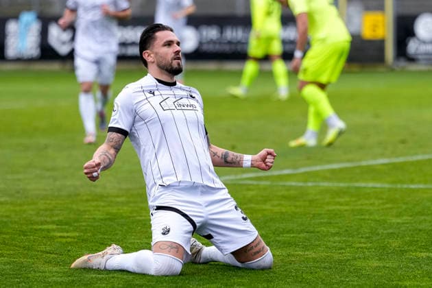 Torschütze Pascal Testroet (SVS, 37), Spieler vom SV Sandhausen (SVS), jubelt über das Tor zum 1:0, Jubel, jubeln, Torjubel, Torerfolg, celebrate the goal, goal, celebration, jubelt ueber das Tor, Freuen, Freude, freut sich, optimistisch, positiv, Spielszene, Highlight, Einzelbild, Einzelfoto, Aktion, Action, 30.11.2025, Sandhausen (Deutschland), Fussball, Regionalliga Südwest, SV Sandhausen - SV Stuttgarter Kickers