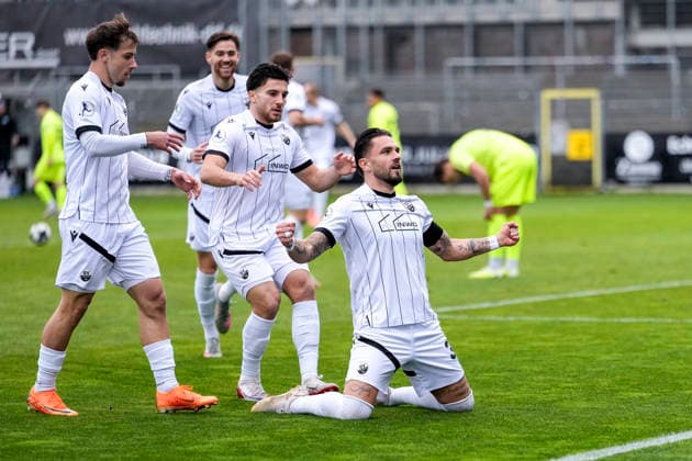 v.li.: Louis Kolbe (SVS, 3), David Mamutovic (SVS, 7), Berk Inaler (SVS, 18), Torschütze Pascal Testroet (SVS, 37), Spieler vom SV Sandhausen (SVS), jubeln über das Tor zum 1:0, Jubel, Torjubel, Torerfolg, celebrate the goal, goal, celebration, jubelt ueber das Tor, Freuen, Freude, freut sich, optimistisch, positiv, Spielszene, Highlight, Action, Aktion, 30.11.2025, Sandhausen (Deutschland), Fussball, Regionalliga Südwest, SV Sandhausen - SV Stuttgarter Kickers