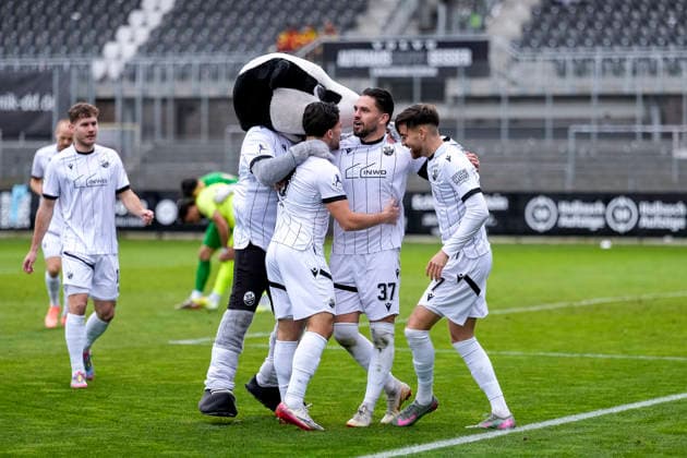 v.li.: Jahn Herrmann (SVS, 10), Hardi (Maskottchen, SV Sandhausen, SVS), Berk Inaler (SVS, 18), Torschütze Pascal Testroet (SVS, 37), David Mamutovic (SVS, 7), Spieler vom SV Sandhausen (SVS), jubeln über das Tor zum 1:0, Jubel, Torjubel, Torerfolg, celebrate the goal, goal, celebration, jubelt ueber das Tor, Freuen, Freude, freut sich, optimistisch, positiv, Spielszene, Highlight, Action, Aktion, 30.11.2025, Sandhausen (Deutschland), Fussball, Regionalliga Südwest, SV Sandhausen - SV Stuttgarter Kickers