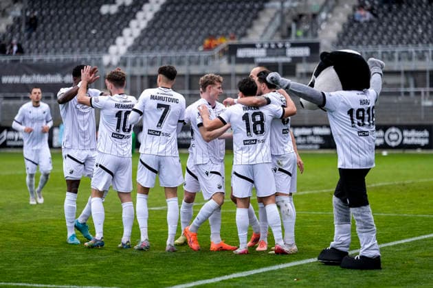Spieler vom SV Sandhausen (SVS), jubeln über das Tor zum 1:0, Jubel, Torjubel, Torerfolg, celebrate the goal, goal, celebration, jubelt ueber das Tor, Freuen, Freude, freut sich, optimistisch, positiv, Spielszene, Highlight, Action, Aktion, 30.11.2025, Sandhausen (Deutschland), Fussball, Regionalliga Südwest, SV Sandhausen - SV Stuttgarter Kickers