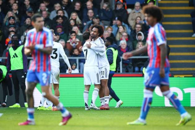 Joshua Zirkzee of Manchester United, ManU celebrates after scoring a goal (1-1) Crystal Palace v Manchester United, Premier League, Football, Selhurst Park, London, UK - 30 Nov 2025London Selhurst Park United Kingdom EDITORIAL USE ONLY No use with unauthorised audio, video, data, fixture lists, club league logos or live services. Online in-match use limited to 120 images, no video emulation. No use in betting, games or single club league player publications. Copyright: xSimonxDael Shutterstockx 15941699aj