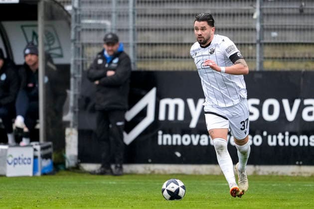 Pascal Testroet (SVS, 37), Spieler vom SV Sandhausen (SVS), am Ball, Freisteller, Ganzkörper, Einzelbild, Einzelfoto, Aktion, Action, 30.11.2025, Sandhausen (Deutschland), Fussball, Regionalliga Südwest, SV Sandhausen - SV Stuttgarter Kickers