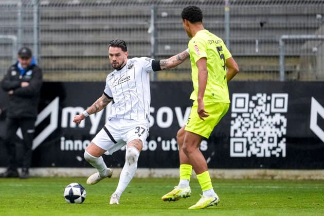 v.li.: Pascal Testroet (SVS, 37), Jacob Danquah (Kickers, 5), Aktion, Action, Spielszene, 30.11.2025, Sandhausen (Deutschland), Fussball, Regionalliga Südwest, SV Sandhausen - SV Stuttgarter Kickers