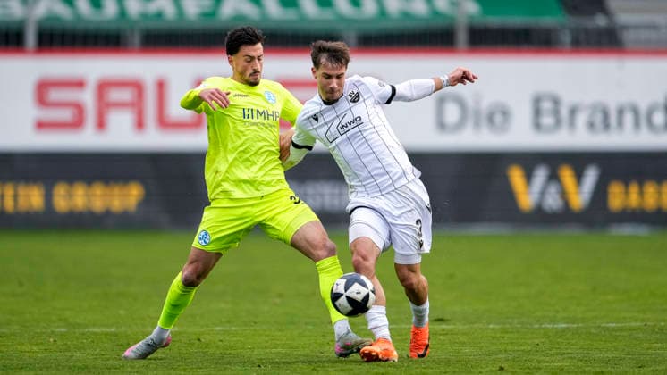 v.li.: Flamur Berisha (Kickers, 37), Louis Kolbe (SVS, 3), Zweikampf, Spielszene, Duell, duel, tackle, tackling, Dynamik, Action, Aktion, 30.11.2025, Sandhausen (Deutschland), Fussball, Regionalliga Südwest, SV Sandhausen - SV Stuttgarter Kickers