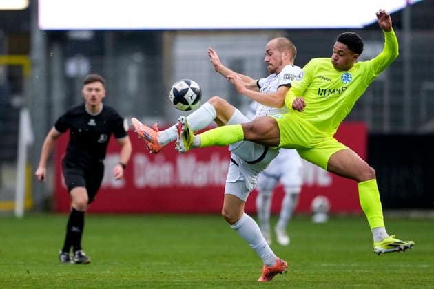 v.li.: Phil Halbauer (SVS, 20), Jacob Danquah (Kickers, 5), Zweikampf, Spielszene, Duell, duel, tackle, tackling, Dynamik, Action, Aktion, 30.11.2025, Sandhausen (Deutschland), Fussball, Regionalliga Südwest, SV Sandhausen - SV Stuttgarter Kickers
