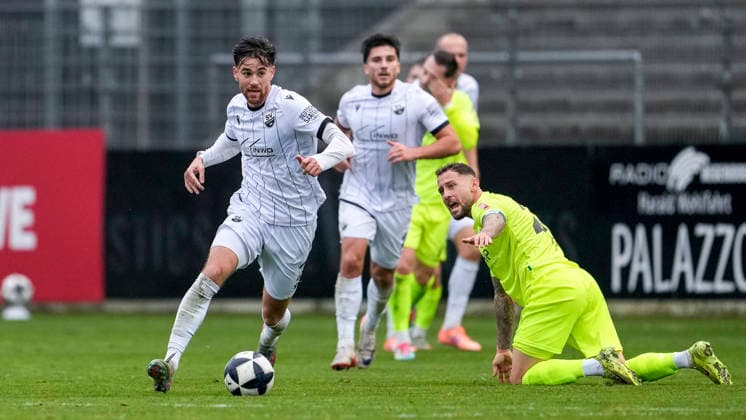 v.li.: David Mamutovic (SVS, 7), Lukas Kiefer (Kickers, 28), Zweikampf, Spielszene, Duell, duel, tackle, tackling, Dynamik, Action, Aktion, 30.11.2025, Sandhausen (Deutschland), Fussball, Regionalliga Südwest, SV Sandhausen - SV Stuttgarter Kickers