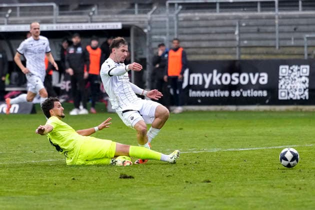 v.li.: Milan Petrovic (Kickers, 4) kommt zu spät Louis Kolbe (SVS, 3) erzielt das Tor zum 2:1, Treffer, Torerfolg, Highlight, Action, Aktion, Spielszene, 30.11.2025, Sandhausen (Deutschland), Fussball, Regionalliga Südwest, SV Sandhausen - SV Stuttgarter Kickers