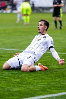 Torschütze Louis Kolbe (SVS, 3), jubelt über das Tor zum 2:1, Jubel, jubeln, Torjubel, Torerfolg, celebrate the goal, goal, celebration, jubelt ueber das Tor, Freuen, Freude, freut sich, optimistisch, positiv, Spielszene, Highlight, Freisteller, Ganzkörper, Einzelbild, Einzelfoto, Aktion, Action, 30.11.2025, Sandhausen (Deutschland), Fussball, Regionalliga Südwest, SV Sandhausen - SV Stuttgarter Kickers