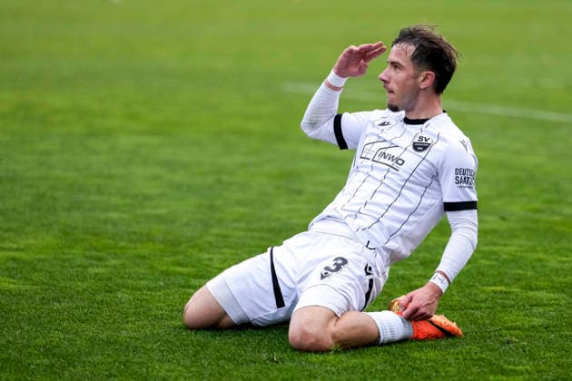 Torschütze Louis Kolbe (SVS, 3), jubelt über das Tor zum 2:1, Jubel, jubeln, Torjubel, Torerfolg, celebrate the goal, goal, celebration, jubelt ueber das Tor, Freuen, Freude, freut sich, optimistisch, positiv, Spielszene, Highlight, Freisteller, Ganzkörper, Einzelbild, Einzelfoto, Aktion, Action, 30.11.2025, Sandhausen (Deutschland), Fussball, Regionalliga Südwest, SV Sandhausen - SV Stuttgarter Kickers