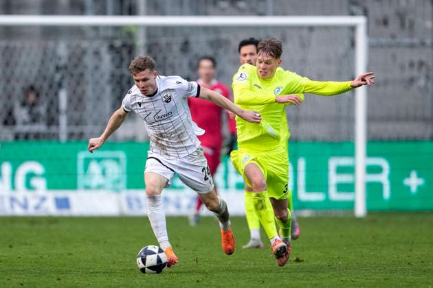 v.li.: Ken Gipson (SVS, 24), Samuel Unsöld (Kickers, 33), Zweikampf, Spielszene, Duell, duel, tackle, tackling, Dynamik, Action, Aktion, 30.11.2025, Sandhausen (Deutschland), Fussball, Regionalliga Südwest, SV Sandhausen - SV Stuttgarter Kickers