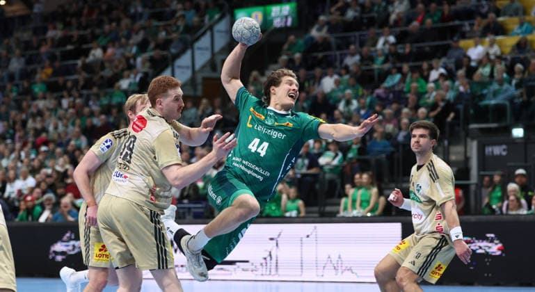 Leipzig, 30.11.2025, Arena Leipzig, Handball, Bundesliga, 14.Spieltag , SC DHfK Leipzig vs. TSV Hannover - Burgdorf, Im Bild von links; Marius Steinhauser ( 19, Hannover), Blaer Hinriksson (44, Leipzig).. , Nur zur redaktionellen Nutzung. Only editorial use. , DHB HBL regulations prohibit any use of photographs as image sequences and or quasi-video. ,
