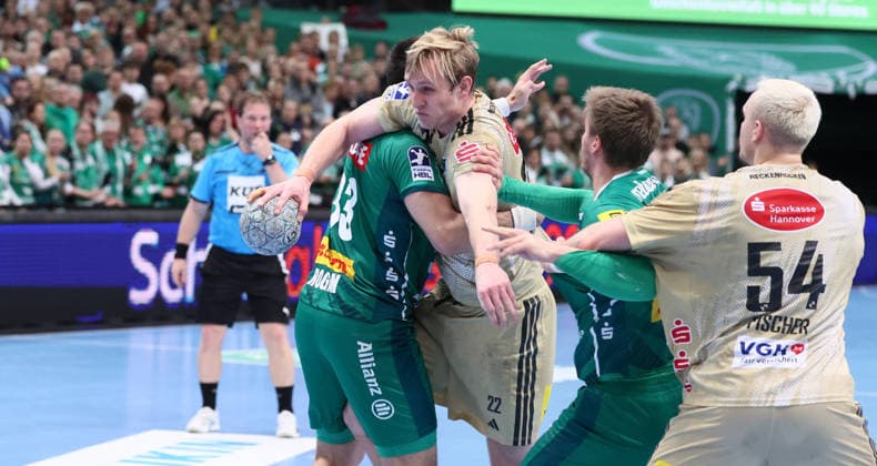 Leipzig, 30.11.2025, Arena Leipzig, Handball, Bundesliga, 14.Spieltag , SC DHfK Leipzig vs. TSV Hannover - Burgdorf, Im Bild von links; Luka Rogan (33, Leipzig), Marian Michalczik ( 22, Hannover), Franz Semper (32, Leipzig) . , Nur zur redaktionellen Nutzung. Only editorial use. , DHB HBL regulations prohibit any use of photographs as image sequences and or quasi-video. ,