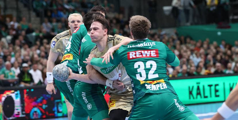 Leipzig, 30.11.2025, Arena Leipzig, Handball, Bundesliga, 14.Spieltag , SC DHfK Leipzig vs. TSV Hannover - Burgdorf, Im Bild von links; Luka Rogan (33, Leipzig), Leif Tissier ( 7, Hannover), Franz Semper (32, Leipzig) . , Nur zur redaktionellen Nutzung. Only editorial use. , DHB HBL regulations prohibit any use of photographs as image sequences and or quasi-video. ,