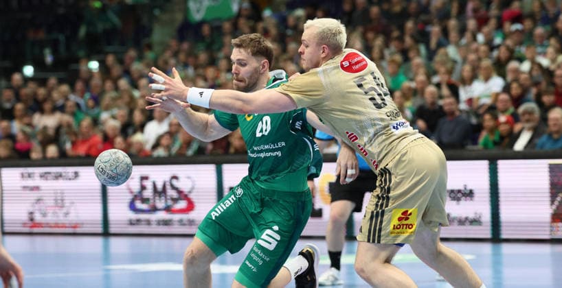 Leipzig, 30.11.2025, Arena Leipzig, Handball, Bundesliga, 14.Spieltag , SC DHfK Leipzig vs. TSV Hannover - Burgdorf, Im Bild von links; William Bogojevic (20, Leipzig), Justus Fischer ( 54, Hannover). , Nur zur redaktionellen Nutzung. Only editorial use. , DHB HBL regulations prohibit any use of photographs as image sequences and or quasi-video. ,