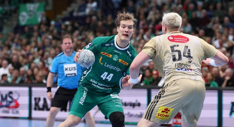 Leipzig, 30.11.2025, Arena Leipzig, Handball, Bundesliga, 14.Spieltag , SC DHfK Leipzig vs. TSV Hannover - Burgdorf, Im Bild von links; Blaer Hinriksson (44, Leipzig), Justus Fischer ( 54, Hannover). , Nur zur redaktionellen Nutzung. Only editorial use. , DHB HBL regulations prohibit any use of photographs as image sequences and or quasi-video. ,
