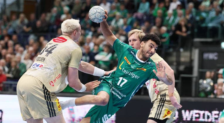 Leipzig, 30.11.2025, Arena Leipzig, Handball, Bundesliga, 14.Spieltag , SC DHfK Leipzig vs. TSV Hannover - Burgdorf, Im Bild von links; Justus Fischer ( 54, Hannover), Ahmed Khairi (17, Leipzig). , Nur zur redaktionellen Nutzung. Only editorial use. , DHB HBL regulations prohibit any use of photographs as image sequences and or quasi-video. ,