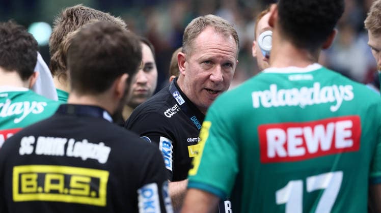 Leipzig, 30.11.2025, Arena Leipzig, Handball, Bundesliga, 14.Spieltag , SC DHfK Leipzig vs. TSV Hannover - Burgdorf, Im Bild; Trainer Frank Carstens, DHfK Leipzig. , Nur zur redaktionellen Nutzung. Only editorial use. , DHB HBL regulations prohibit any use of photographs as image sequences and or quasi-video. ,