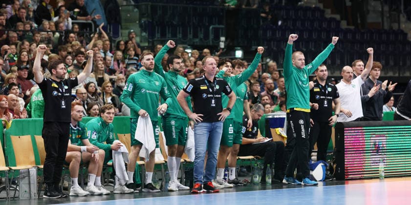 Leipzig, 30.11.2025, Arena Leipzig, Handball, Bundesliga, 14.Spieltag , SC DHfK Leipzig vs. TSV Hannover - Burgdorf, Im Bild; Trainer Frank Carstens, DHfK Leipzig. , Nur zur redaktionellen Nutzung. Only editorial use. , DHB HBL regulations prohibit any use of photographs as image sequences and or quasi-video. ,