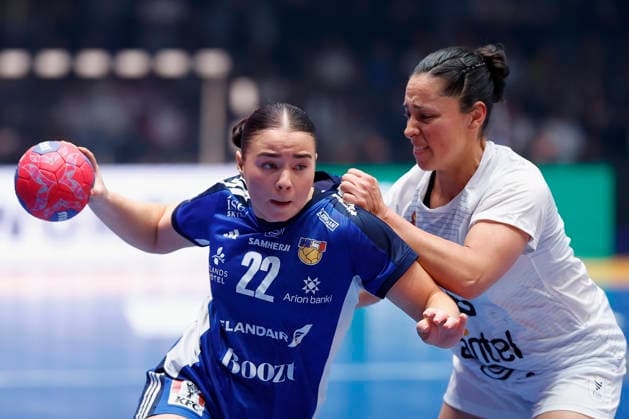 l.-r.: Elin Magnusdottir (Island, 22) and Leticia Schinca Granero (Uruguay, 6), 30.11.2025, 27TH IHF Womens Handball World Championship, WM, Weltmeisterschaft 2025, Iceland - Uruguay, GER, Stuttgart, Porsche Arena Copyright: HMBxMedia xHeikoxBecker