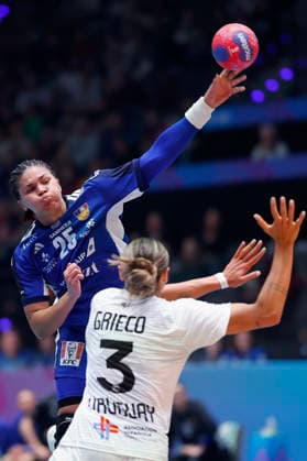 l.-r.: Thea Struludottir (Island, 25) and Sabrina Grieco Vigna (Uruguay, 3), 30.11.2025, 27TH IHF Womens Handball World Championship, WM, Weltmeisterschaft 2025, Iceland - Uruguay, GER, Stuttgart, Porsche Arena Copyright: HMBxMedia xHeikoxBecker