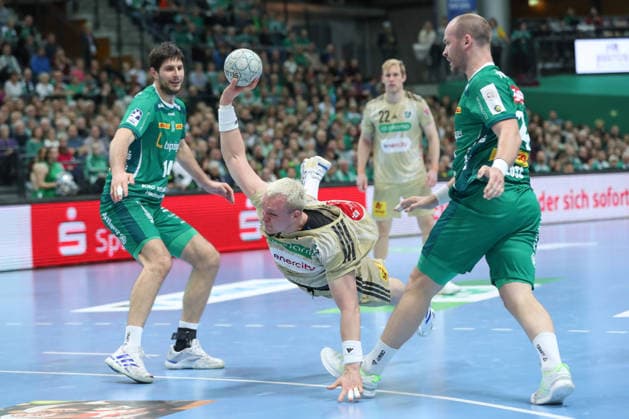30.11.2025, xtgx, Handball, Daikin HBL, SC DHfK Leipzig - TSV Hannover Burgdorf v.l. Justus Fischer (Hannover, 54), Moritz Preuss (Leipzig, 24) Zweikampf, Duell, Kampf, tackle Leipzig