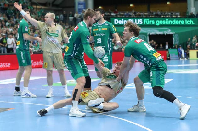 30.11.2025, xtgx, Handball, Daikin HBL, SC DHfK Leipzig - TSV Hannover Burgdorf v.l. Franz Semper (Leipzig, 32), August Baskar Pedersen (Hannover, 17), Blaer Hinriksson (Leipzig, 44) Zweikampf, Duell, Kampf, tackle Leipzig