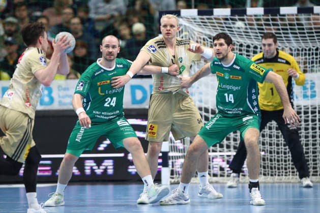 30.11.2025, xtgx, Handball, Daikin HBL, SC DHfK Leipzig - TSV Hannover Burgdorf v.l. Moritz Preuss (Leipzig, 24), Justus Fischer (Hannover, 54), Marko Mamic (Leipzig, 14) Zweikampf, Duell, Kampf, tackle Leipzig