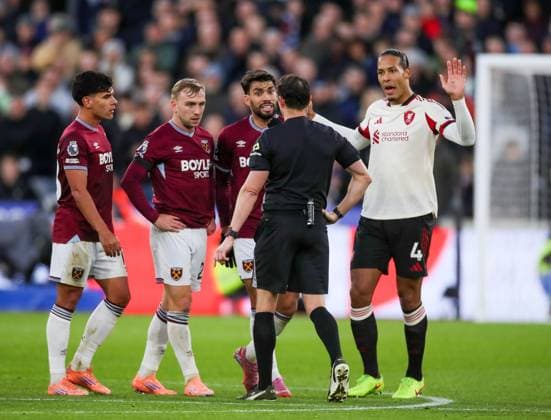 Lucas Paqueta of West Ham United is shown a yellow card and then a Red and is sent off for talking back to referee Darren England West Ham v Liverpool, Football, Premier League, London Stadium, London, UK, 30 11 25 EDITORIAL USE ONLY No use with unauthorised audio, video, data, fixture lists (outside the EU), club league logos or live services. Online in-match use limited to 45 images (+15 in extra time). No use to emulate moving images. No use in betting, games or Copyright: xAnthonyxHanc Shutterstockx 15992998bc