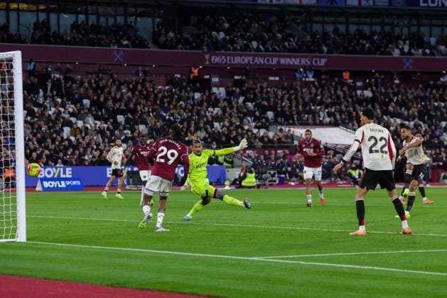 Cody Gakpo of Liverpool scores the second goAL West Ham v Liverpool, Football, Premier League, London Stadium, London, UK, 30 11 25 EDITORIAL USE ONLY No use with unauthorised audio, video, data, fixture lists (outside the EU), club league logos or live services. Online in-match use limited to 45 images (+15 in extra time). No use to emulate moving images. No use in betting, games or Copyright: xAnthonyxHanc Shutterstockx 15992998bi