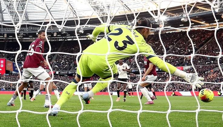 Alexander Isak of Liverpool scores the opening goal past Alphonse Areola of West Ham United West Ham United v Liverpool, Premier League, Football, London Stadium, London, UK - 30 Nov 2025London London Stadium United Kingdom EDITORIAL USE ONLY No use with unauthorised audio, video, data, fixture lists, club league logos or live services. Online in-match use limited to 120 images, no video emulation. No use in betting, games or single club league player publications. Copyright: xMichaelxZemanek Shutterstockx 15941750aj