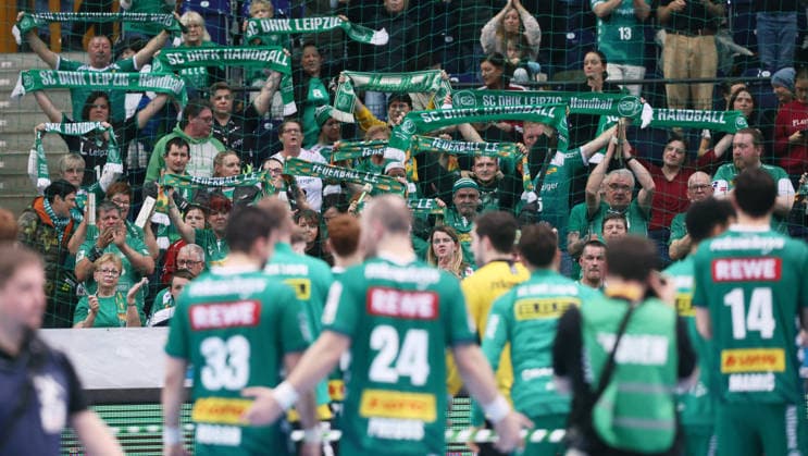 Leipzig, 30.11.2025, Arena Leipzig, Handball, Bundesliga, 14.Spieltag , SC DHfK Leipzig vs. TSV Hannover - Burgdorf 27:27 (13:13) , Im Bild; Leipzig freut sich nach dem Spiel über den Punktgewinn. , Nur zur redaktionellen Nutzung. Only editorial use. , DHB HBL regulations prohibit any use of photographs as image sequences and or quasi-video. ,