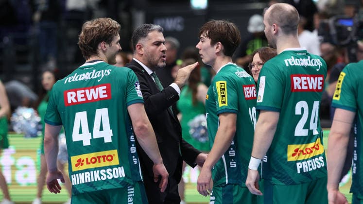 Leipzig, 30.11.2025, Arena Leipzig, Handball, Bundesliga, 14.Spieltag , SC DHfK Leipzig vs. TSV Hannover - Burgdorf 27:27 (13:13) , Im Bild; Leipzig freut sich nach dem Spiel über den Punktgewinn. Geschäftsführer Karsten Günther Guenther (Leipzig). , Nur zur redaktionellen Nutzung. Only editorial use. , DHB HBL regulations prohibit any use of photographs as image sequences and or quasi-video. ,